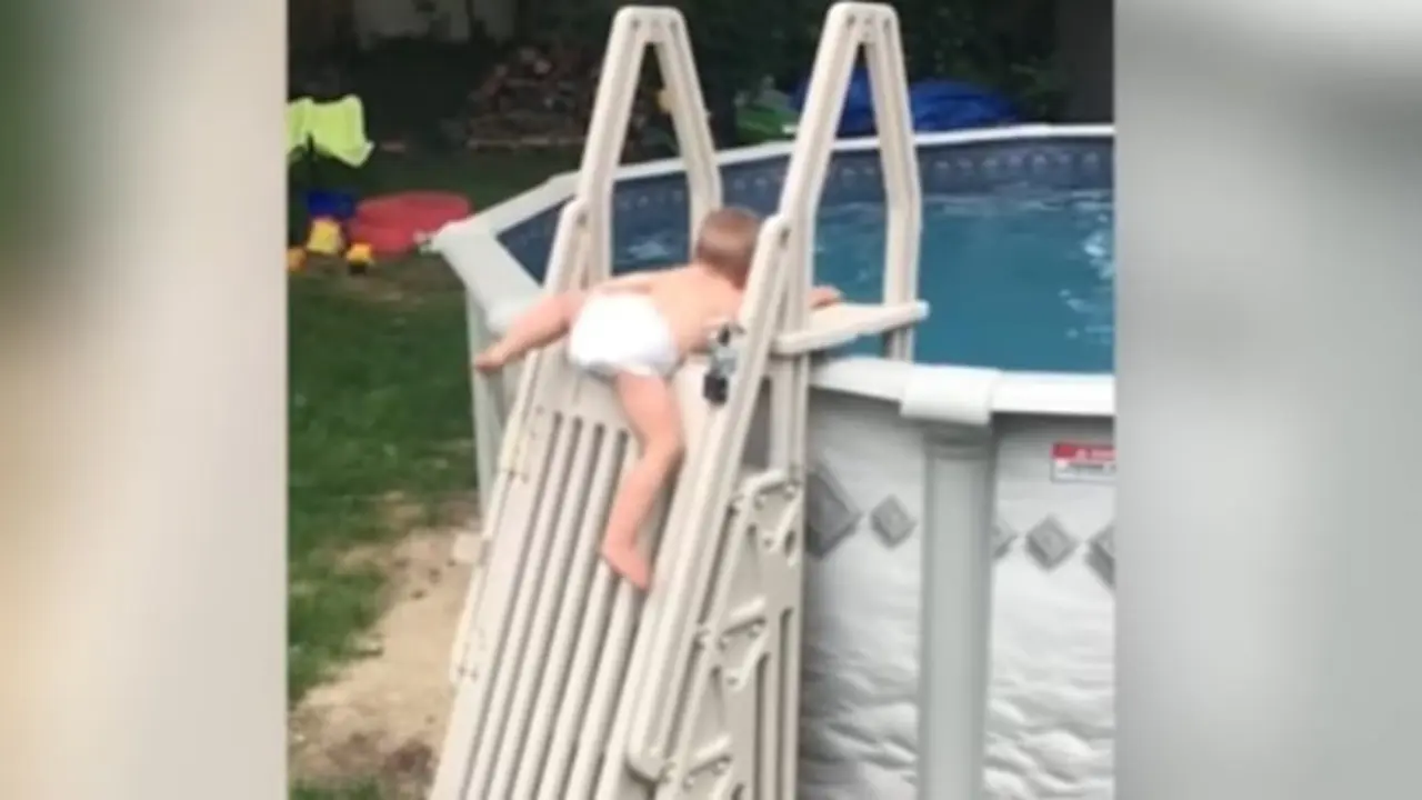 Beb&eacute; escalando