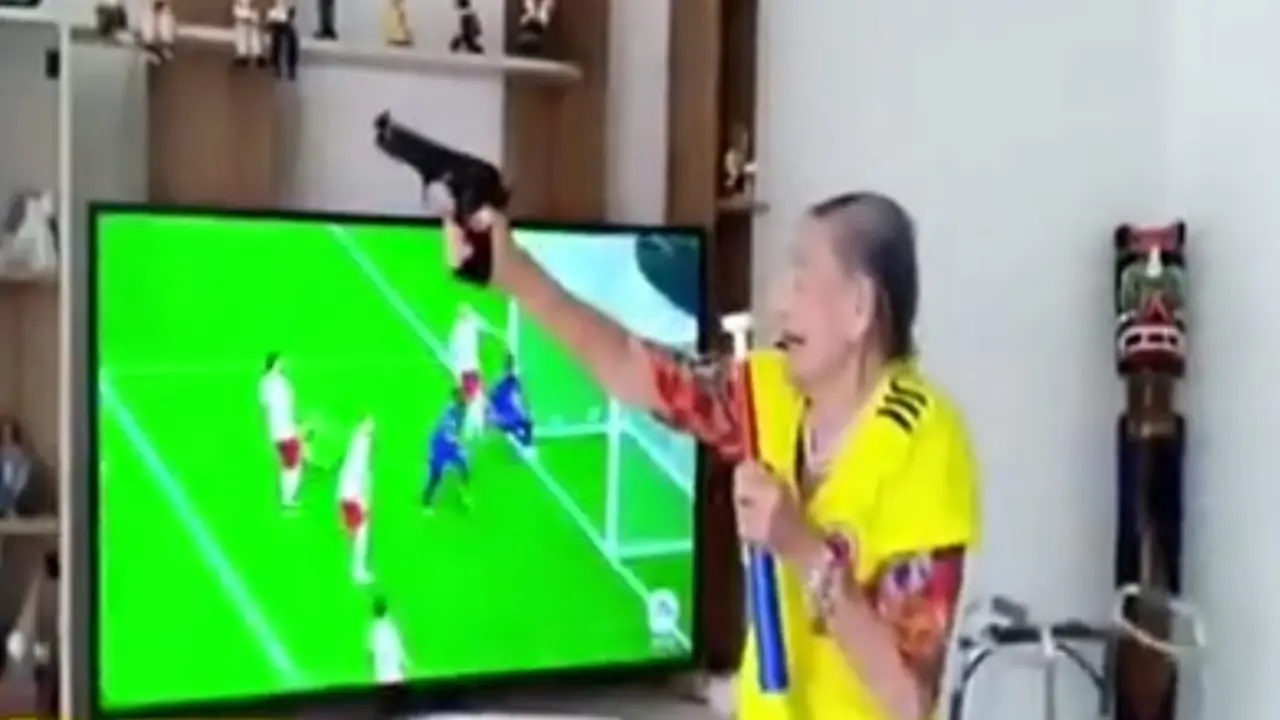 Abuelita de 84 a&ntilde;os celebra disparando