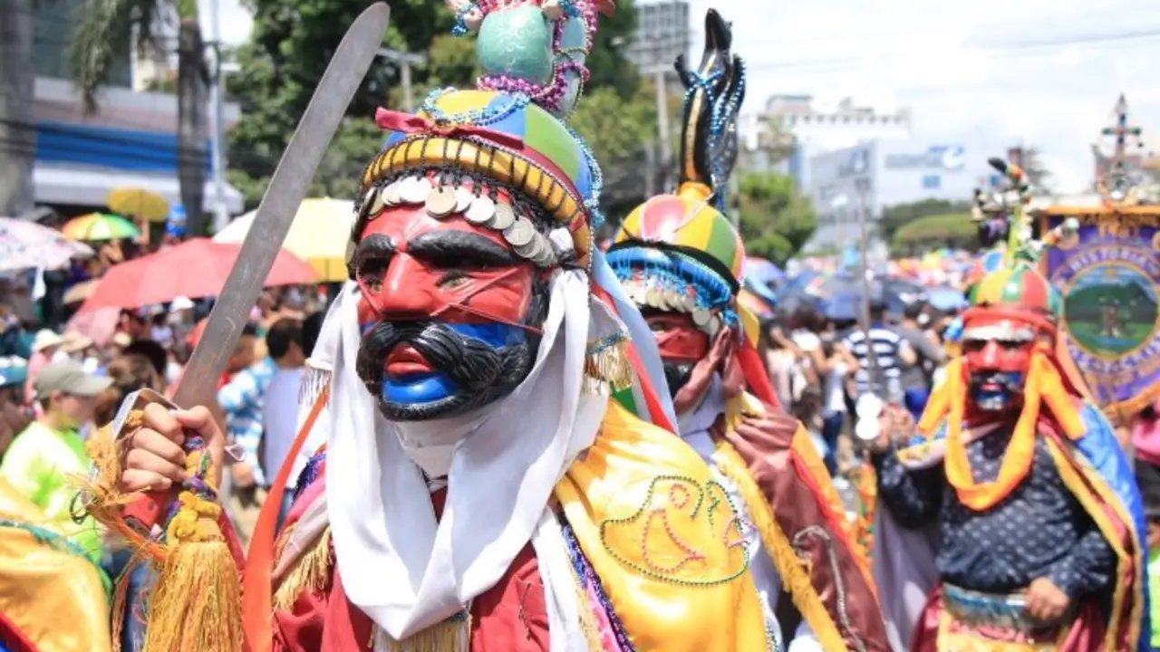 El desfile marca el inicio de las fiestas patronales
