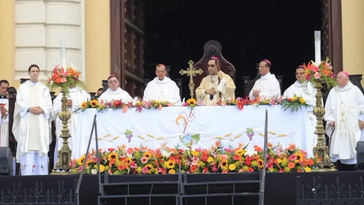 Escobar Alas en misa de Salvador del Mundo