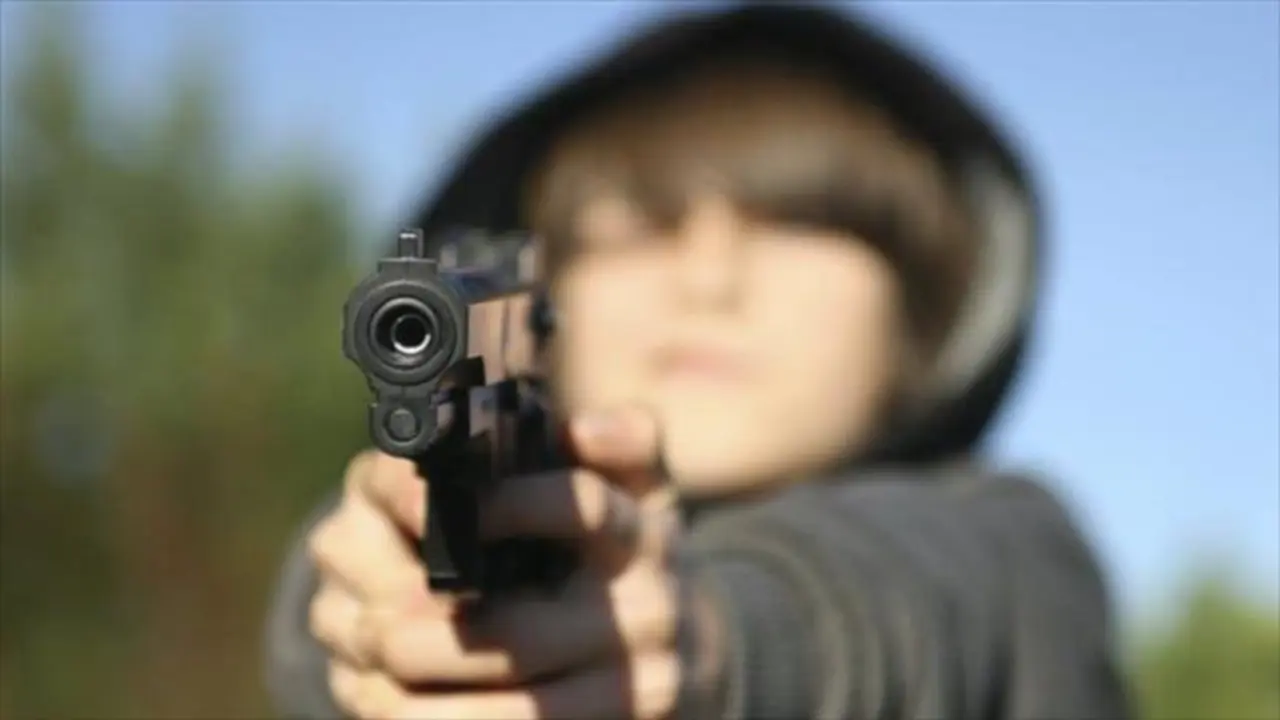 Ni&ntilde;o disparando