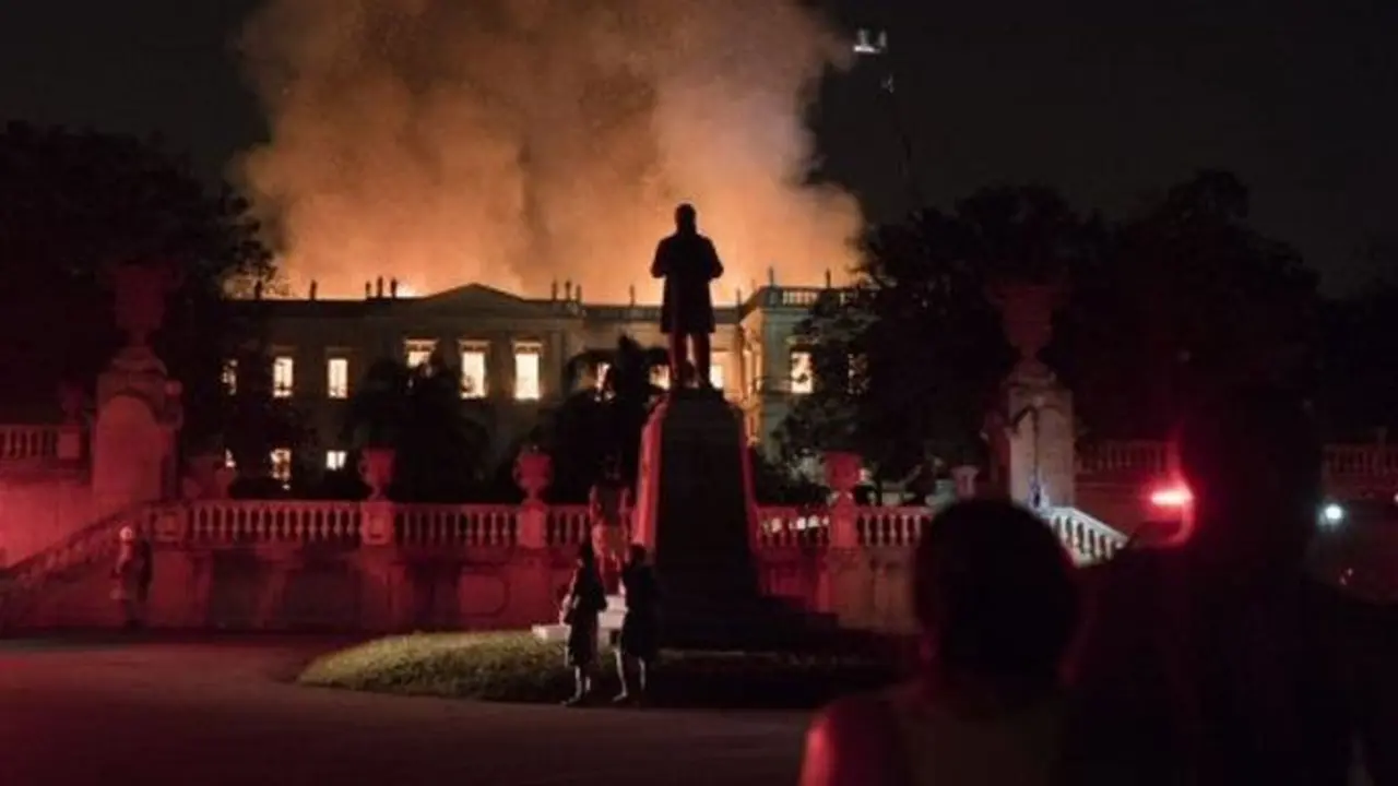 bomberos-veran-si-se-puede-salvar-algo-del-museo-incendiado-en-rio