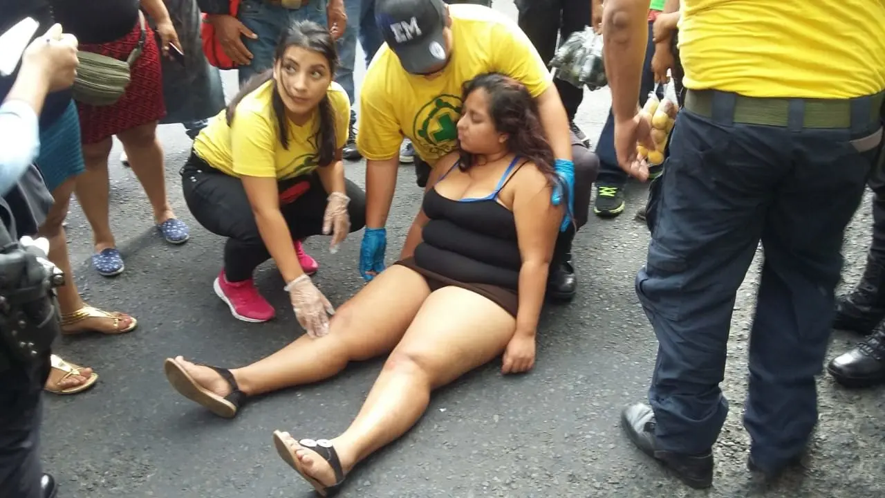 Mujer ca&iacute;da de microb&uacute;s