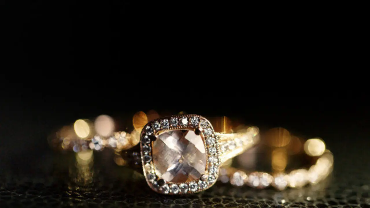 joyas-brillan-en-los-anillos-de-bodas-de-oro-que-yacen-en-el-cuero_8353-763