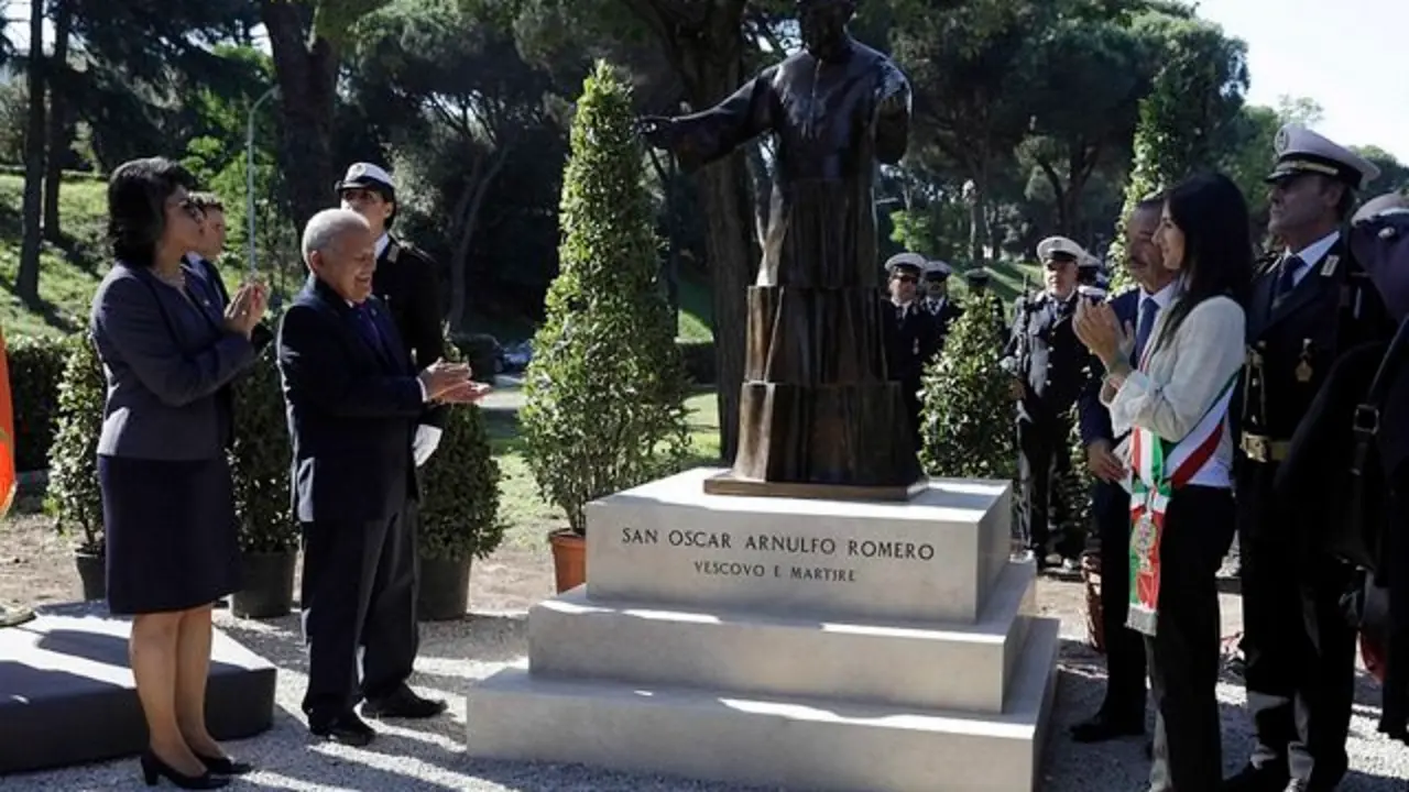 S&aacute;nchez Cer&eacute;n devela escultura de romero en Roma