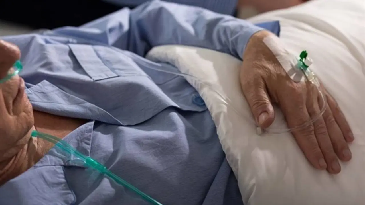 Una persona mayor ingresada en el Hospital _detail