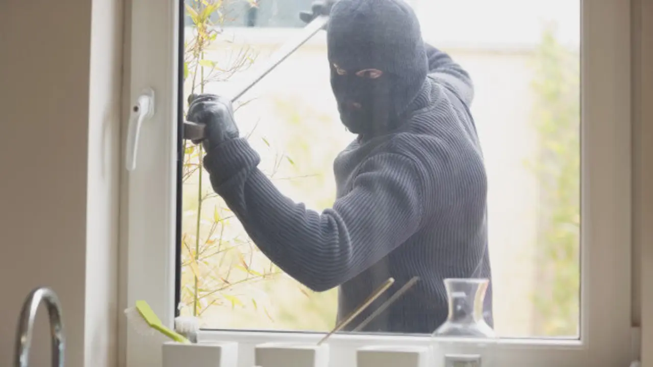 ladron-rompiendo-ventana-cocina_13339-34956