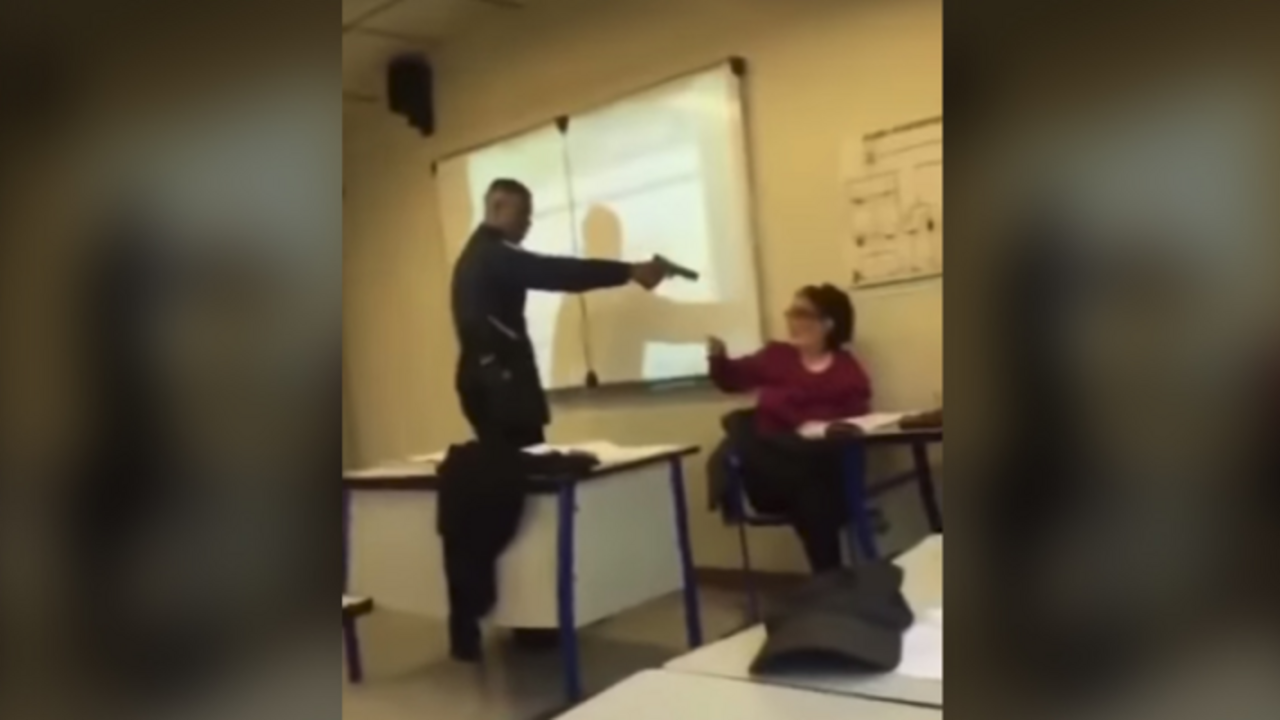 pistola-a-maestra-noticiasya