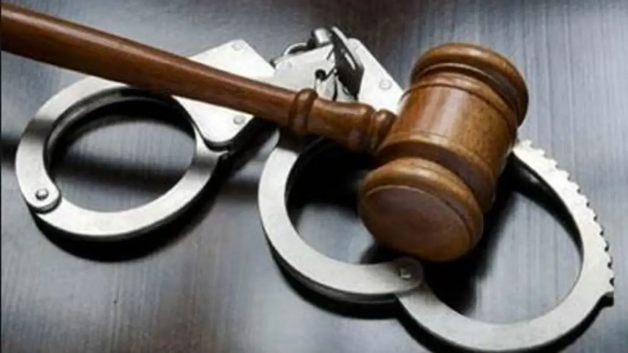 martillo juez detenido esposas