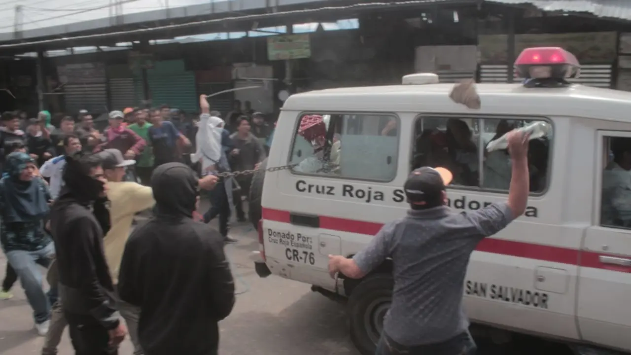 Ambulancia de la Cruz Roja atacada