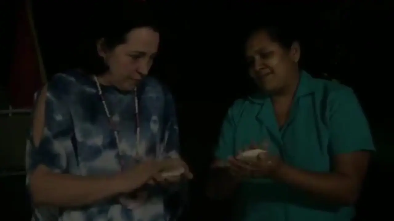 Jean Manes haciendo pupusas