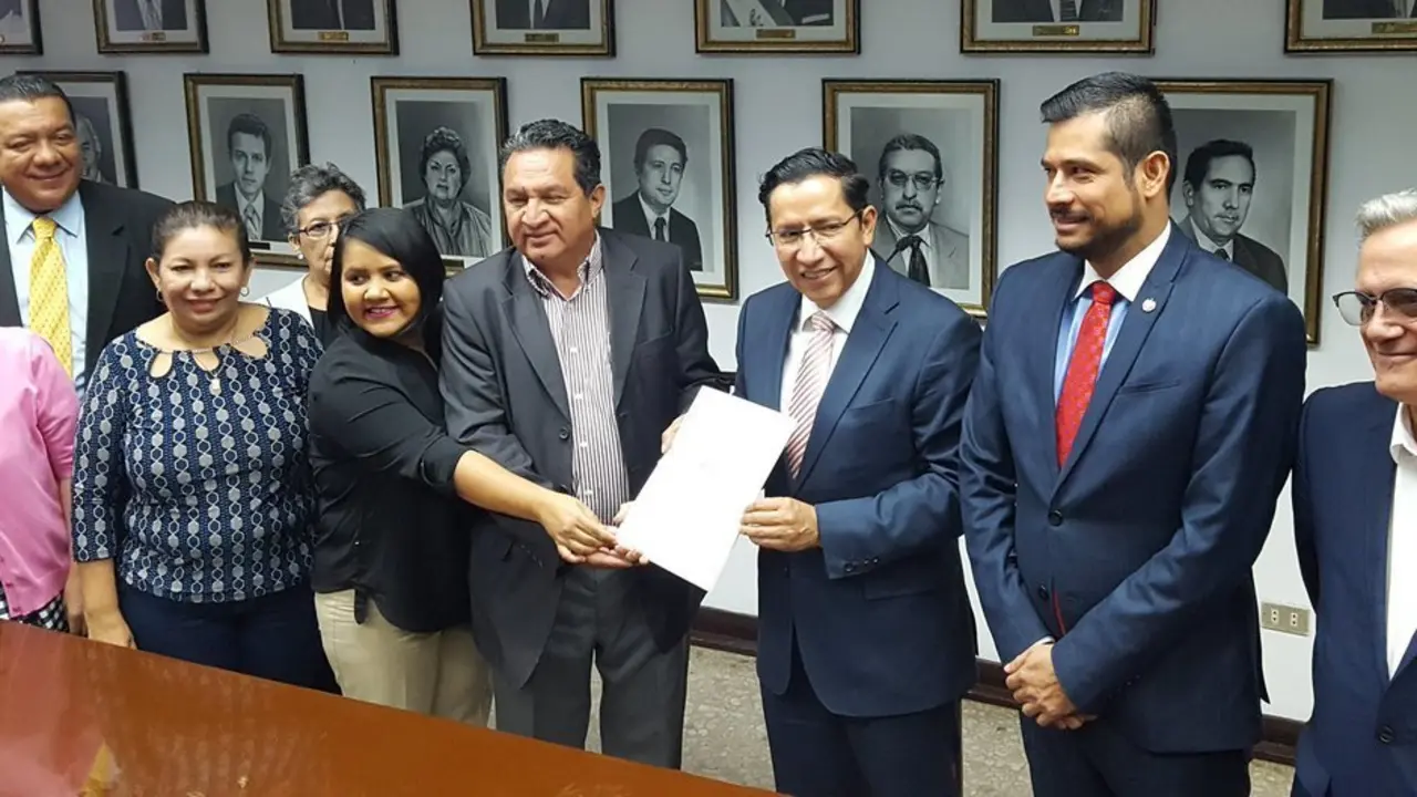 Gobierno_entrega_decreto