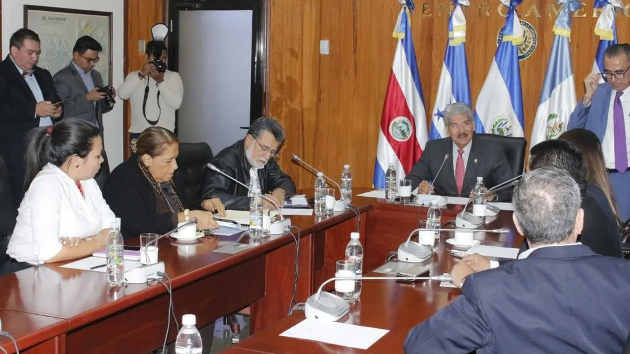 Comisi&oacute;n pol&iacute;tica 1