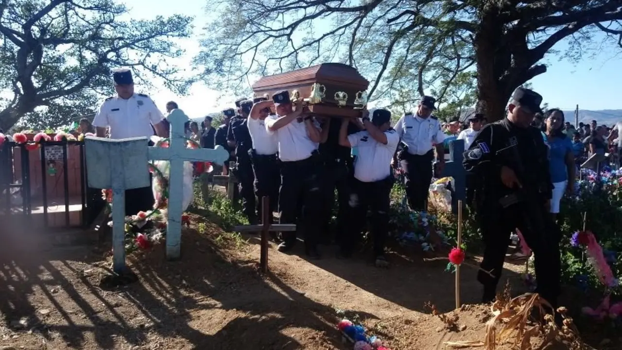 Entierro de agentes ca&iacute;dos