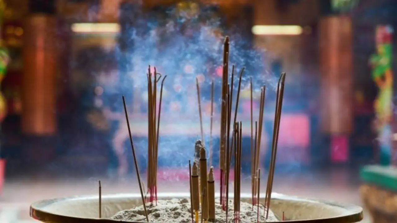 incienso-ardiendo_1122-1273