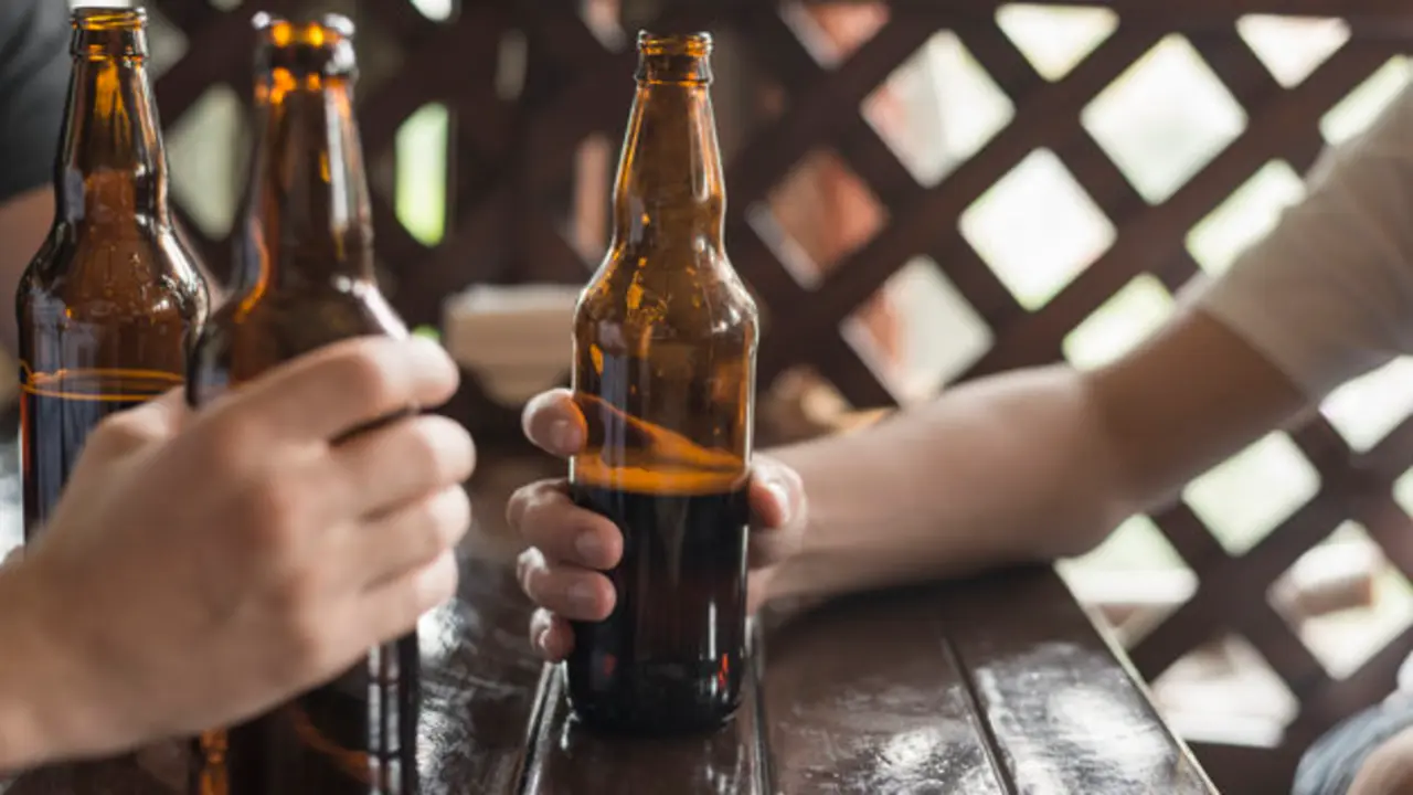 recortar-manos-cerveza-pub_23-2147897149