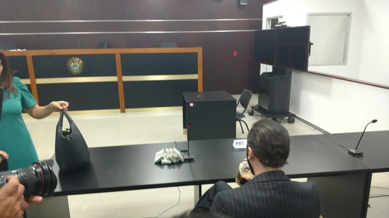 Bukele pagando el billete