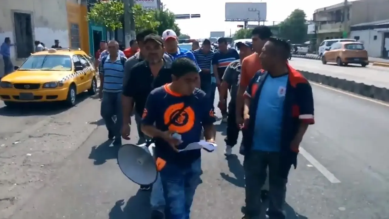Buseros llegando a la Asamblea