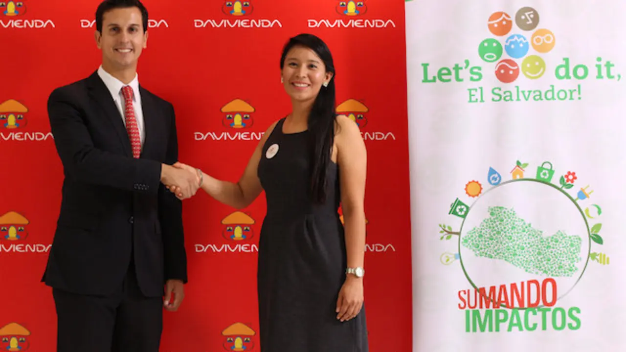 Banco Davivienda firma alianza con Let&acute;s Do It en tema Medio Ambiental, dado a conocer en conferencia de prensa en Agencia  Centro Financiero en San Salvador, El Salvador, el 22 de marzo de 2019. En la fotograf&iacute;a, Carlos Santos del Banco Davivienda y Alejandra Rivera de Let&acute;s Do It El Salvador.
Foto DAVIVIENDA/ Salvador MELENDEZ