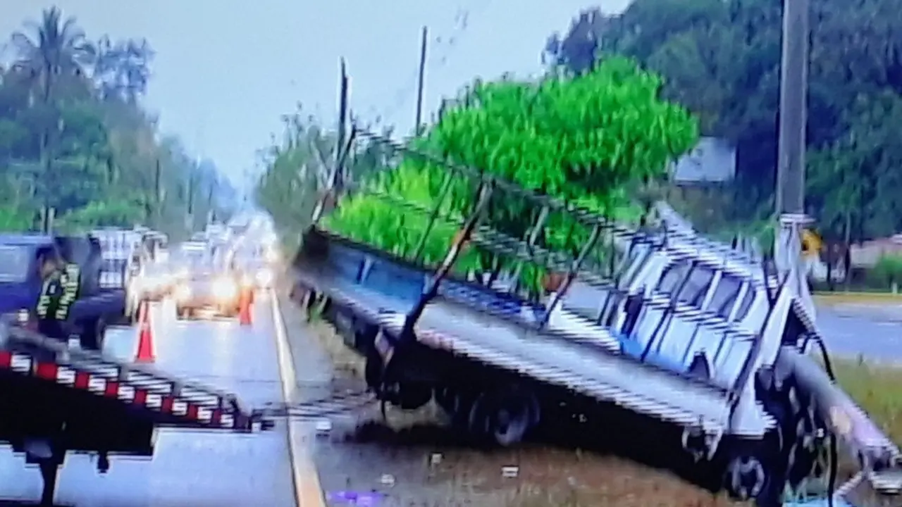Carro contra poste en Comalapa