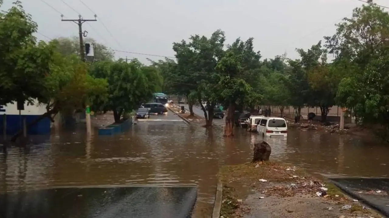 Calle inundada en Cimas de San Bartolo