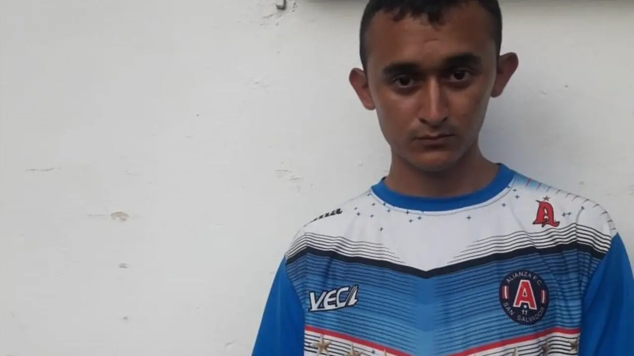 Capturado con camisa del alianza