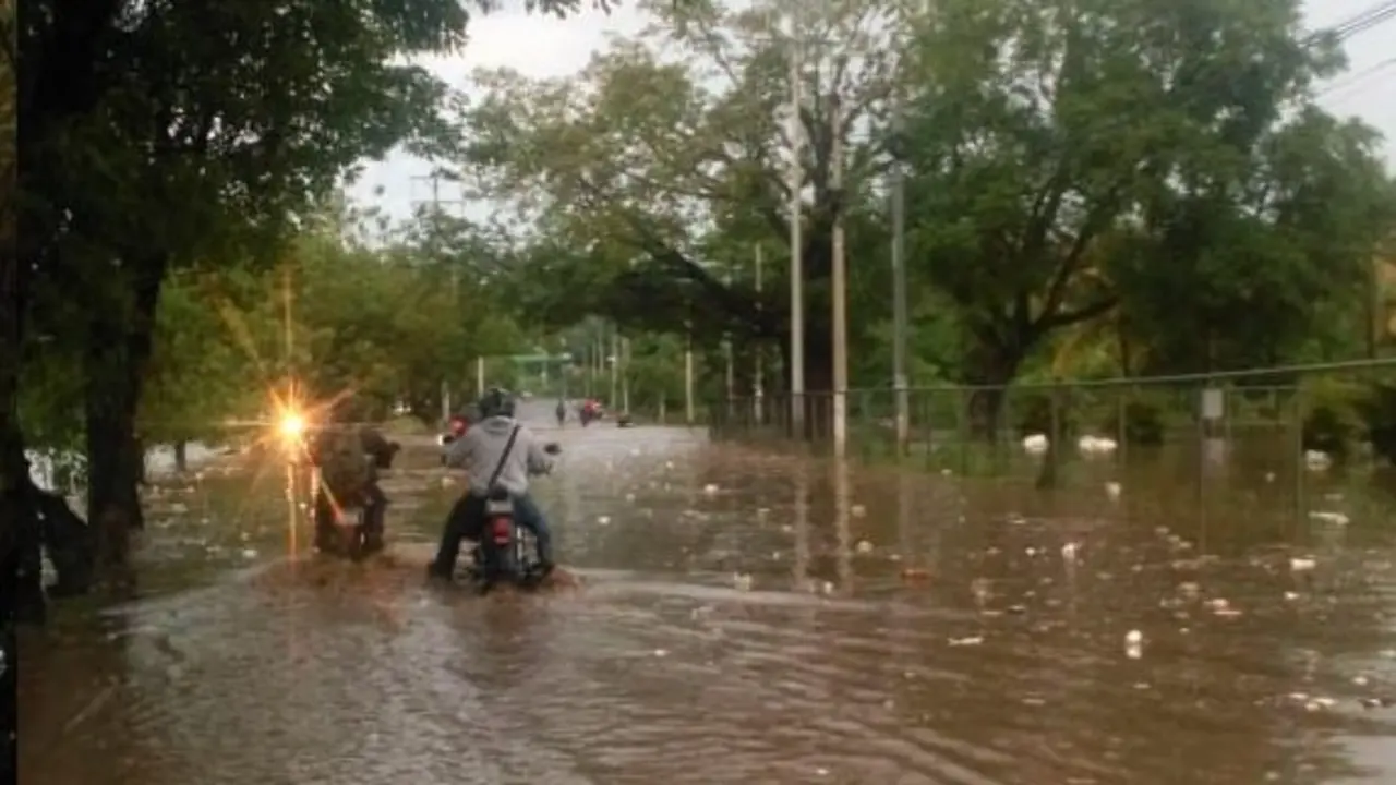 Calle inundada frente a American Park