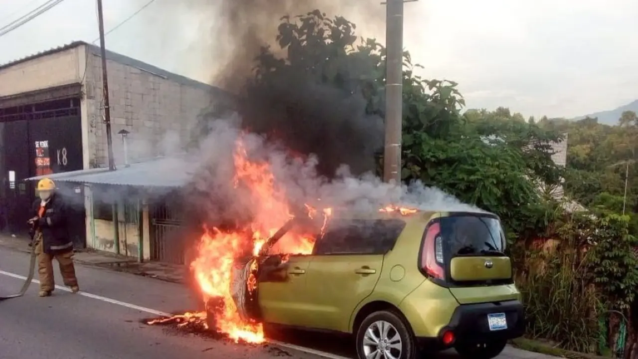 Carro incendiado en Troncal 5