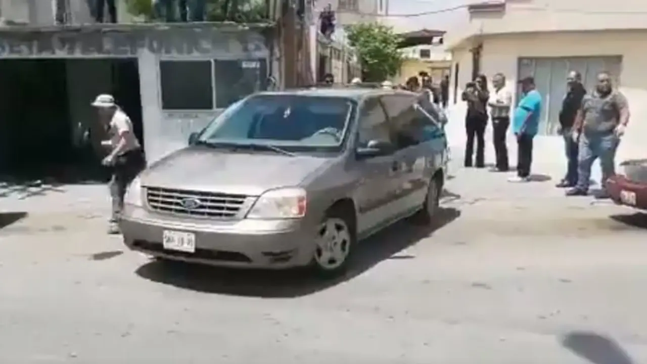 Veh&iacute;culo que transporta cuerpo de salvadore&ntilde;o y su hija