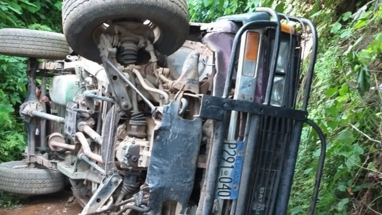 Carro volcado en Juayua 2