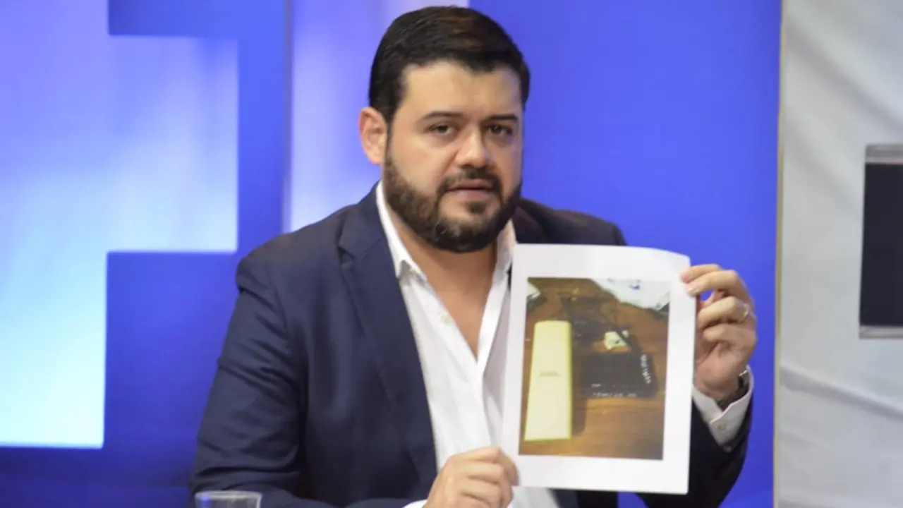 Rogelio Rivas con router WiFi