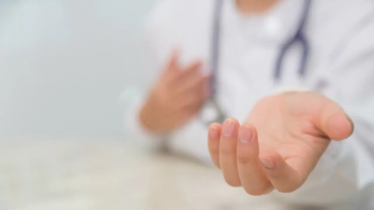 primer-plano-mano-doctora_1232-395