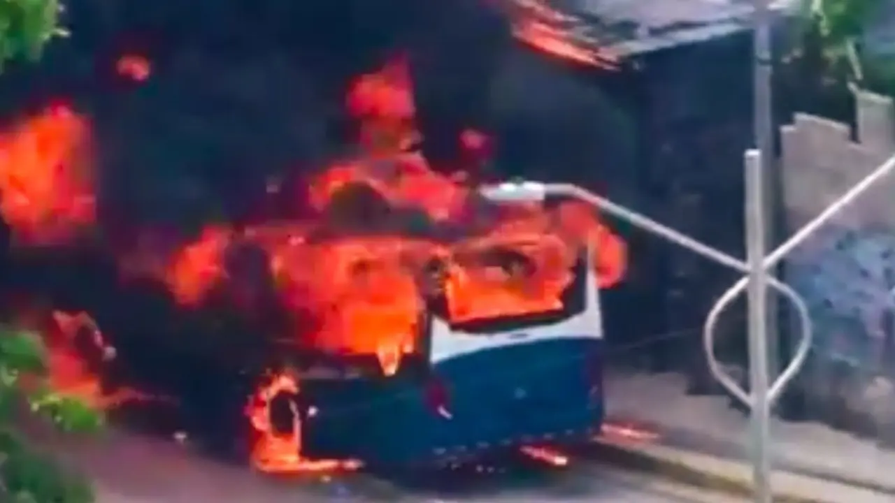 Bus quemado en Comalapa