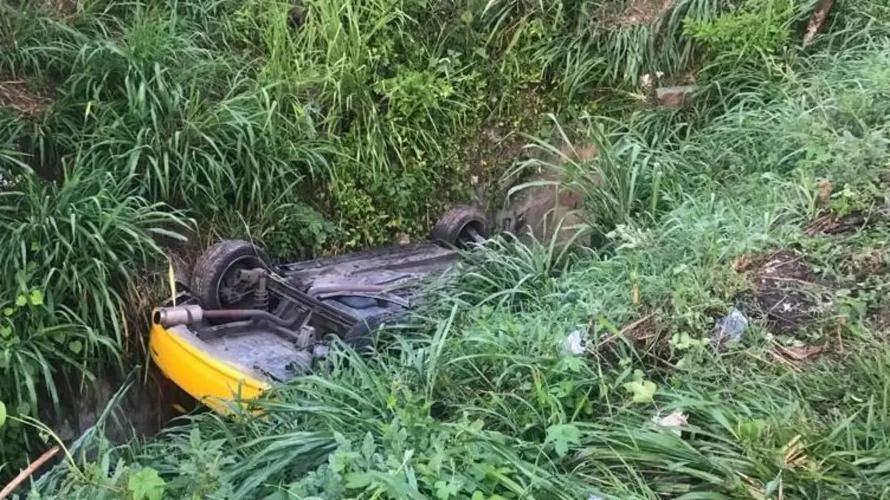 Taxi volcado en carretera de Oro