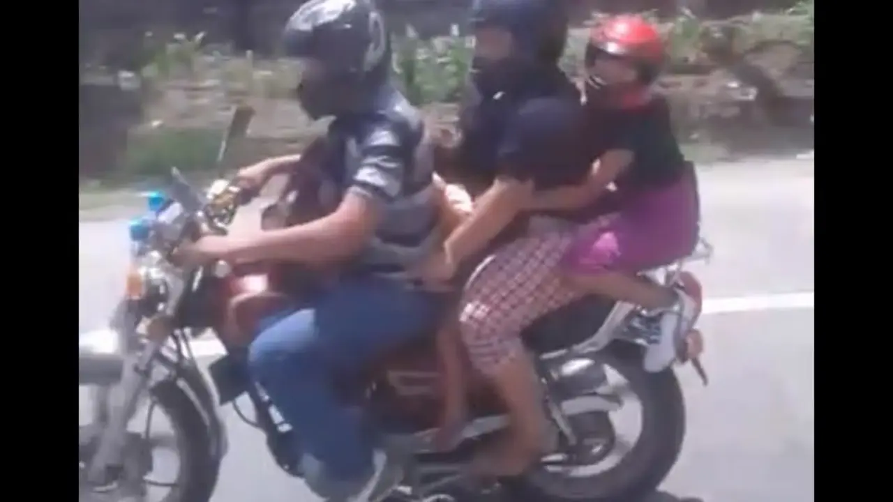 Ni&ntilde;os en Moto