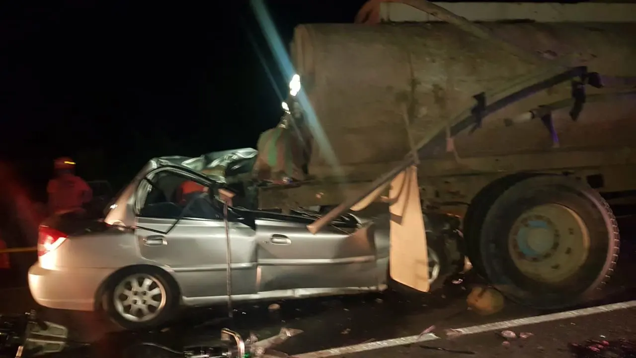 Carro choca contra una Pipa en San Blas