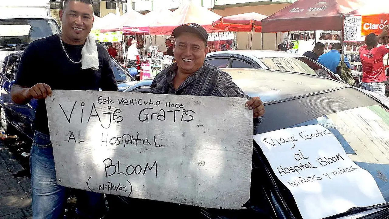 Taxista que llevan gratis a ni&ntilde;os enfermos al Bloom 2