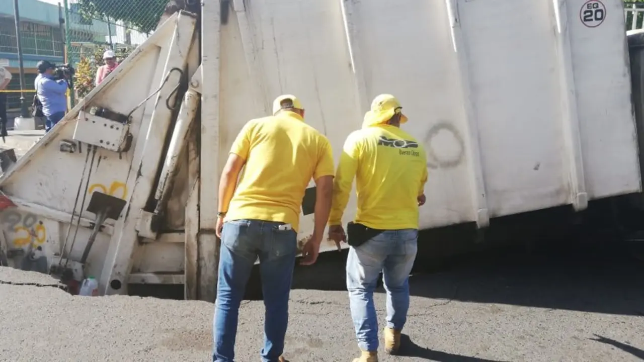 Cami&oacute;n hundido en Mejicanos