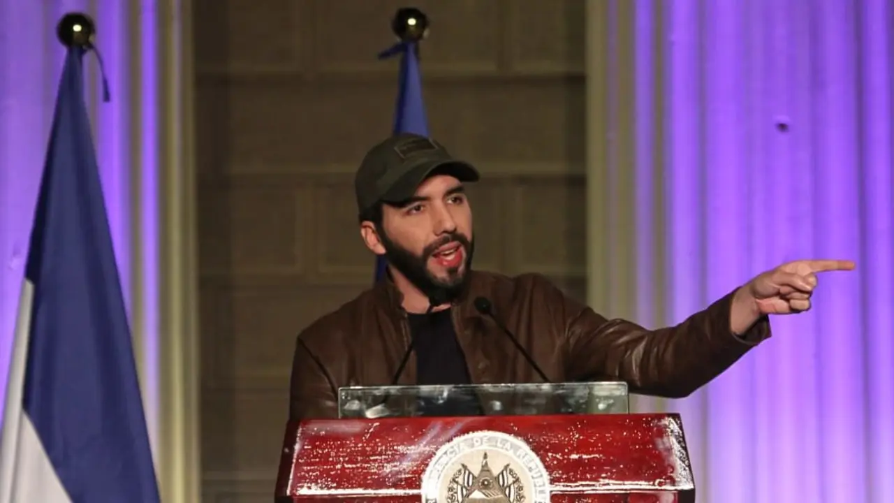 Nayib Bukele entregando botas