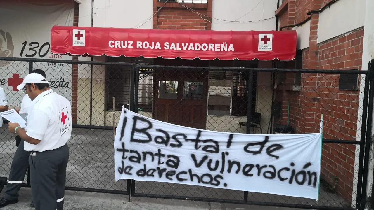 Protesta frente a Cruz Roja