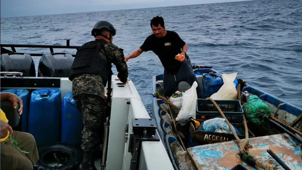 Fuerza Naval rescata a pescadores