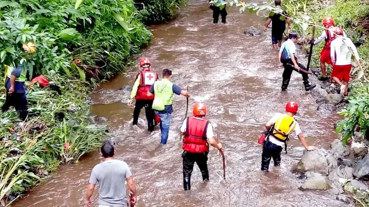 B&uacute;squeda de hombre que cay&oacute; en tragante en Santa Tecla 1
