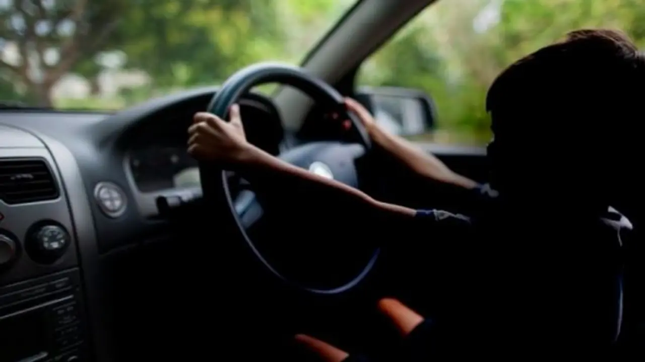 Imagen de ni&ntilde;o conduciendo