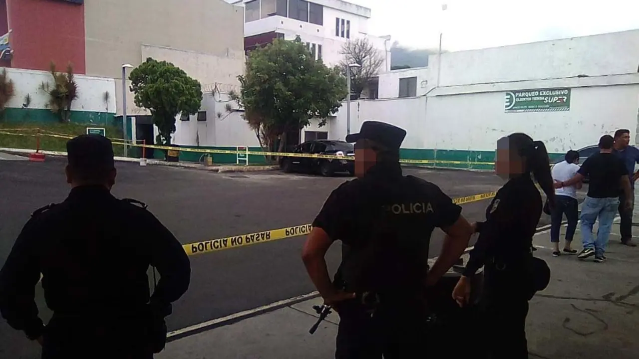 Polic&iacute;as en la escal&oacute;n2