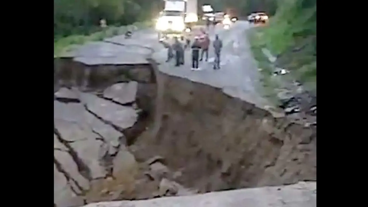 Calle da&ntilde;ada de Honduras hacia El Salvador 2
