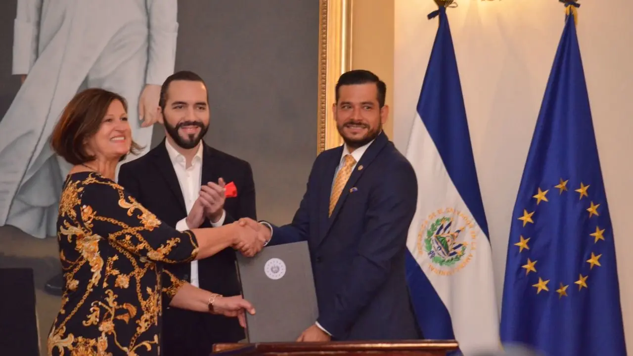 Bukele, Fuentes y Uni&oacute;n Europea