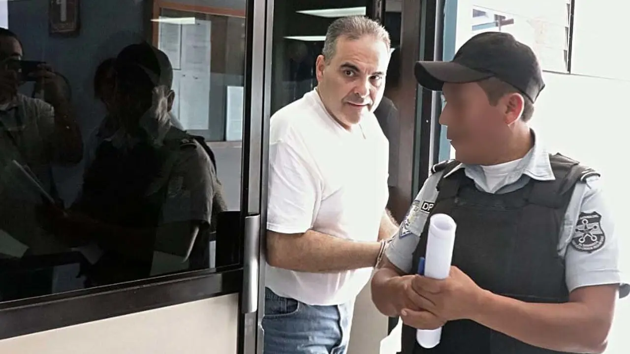 Presidente Saca saliendo de los tribunales de San Salvador 2