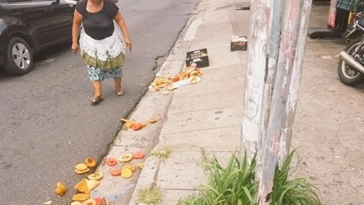 Anciana y su venta de Pan