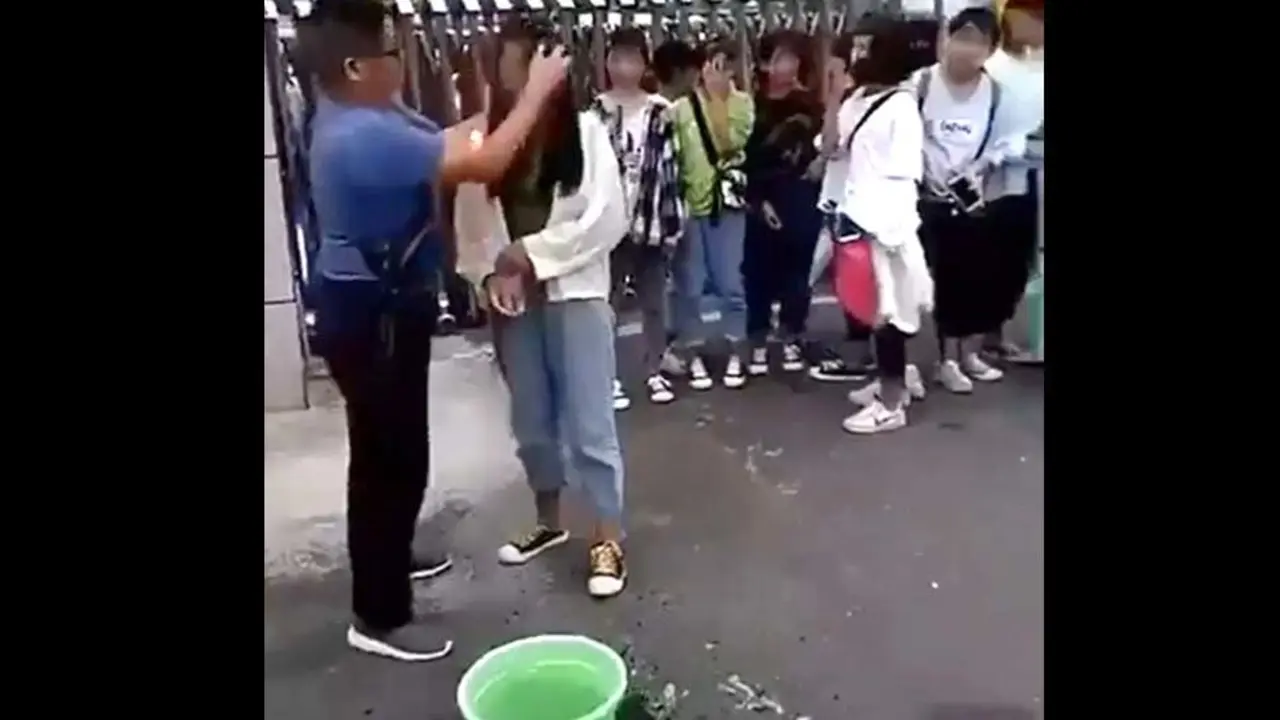 Desmaquillan a estudiantes en China