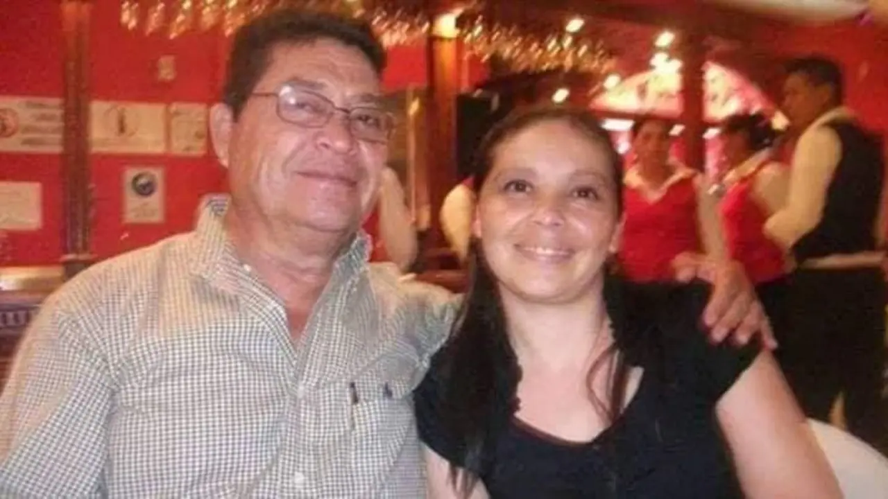 Hombre mayor a su esposa